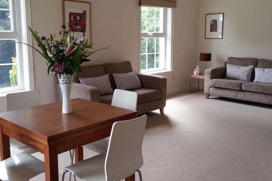 Lodge house in beautiful grounds with breathtaking sea views