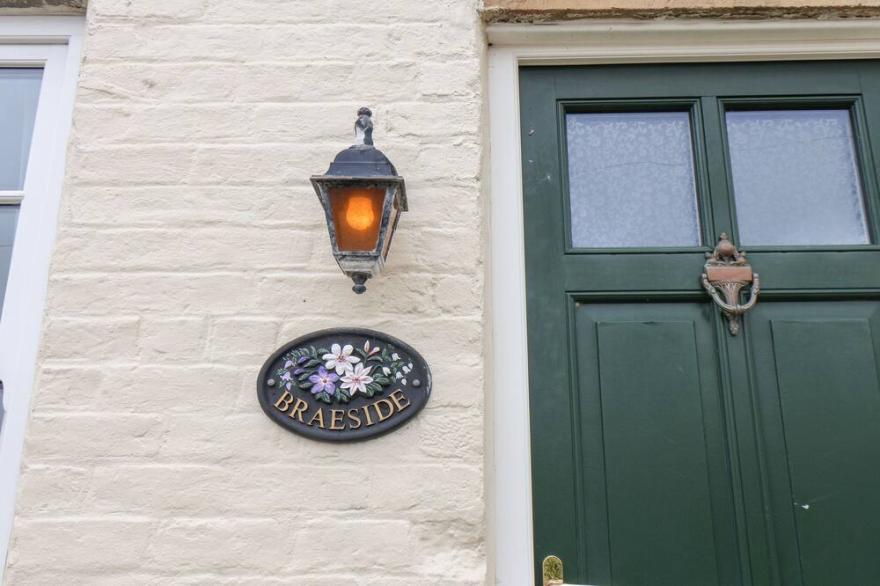 BRAESIDE, pet friendly, with open fire in Fylingthorpe