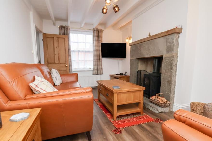 BRAESIDE, pet friendly, with open fire in Fylingthorpe