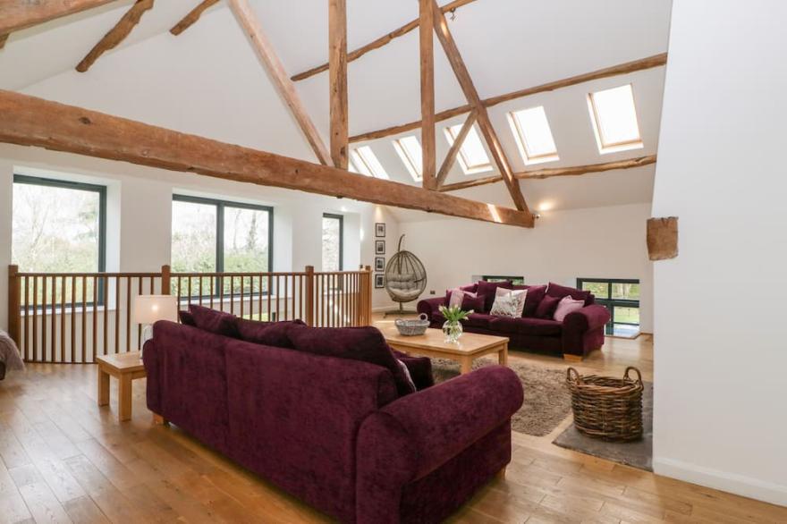 OWL BARN, family friendly, luxury holiday cottage in Leominster