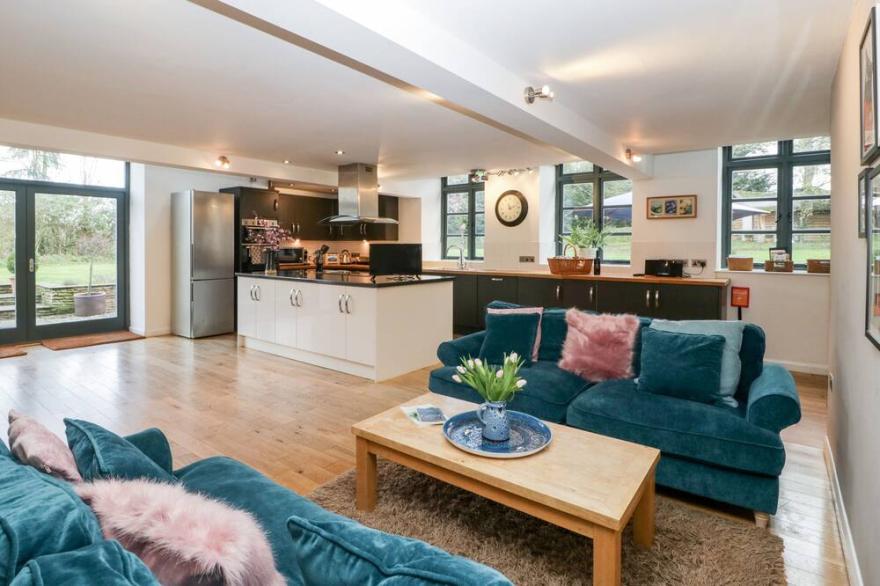 OWL BARN, family friendly, luxury holiday cottage in Leominster