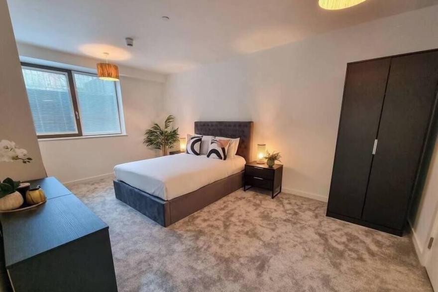Free Parking: Lux City Centre Townhouse
