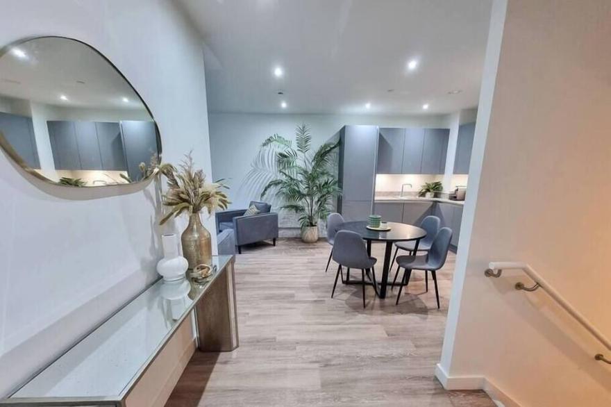 Free Parking: Lux City Centre Townhouse