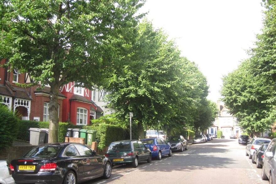 Charming garden apt., close Central London