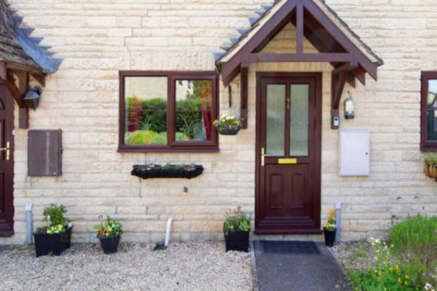 6 berth/2 bed property in village location, enclosed garden. Fibre Broadband