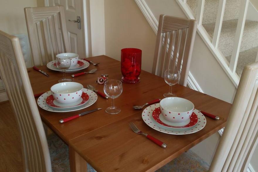 6 berth/2 bed property in village location, enclosed garden. Fibre Broadband