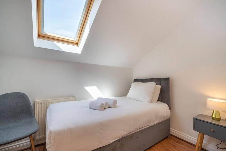 Pass the Keys | Bright Airy 2BR Apt Near City Centre Parking