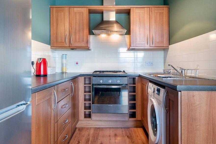 Pass the Keys | Bright Airy 2BR Apt Near City Centre Parking