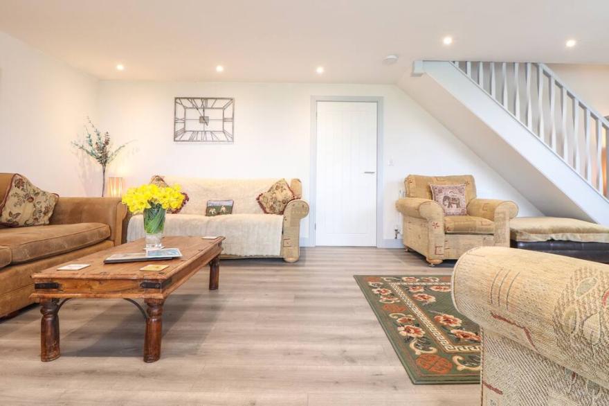 HIGH PARK HOUSE, pet friendly, character holiday cottage in Helston