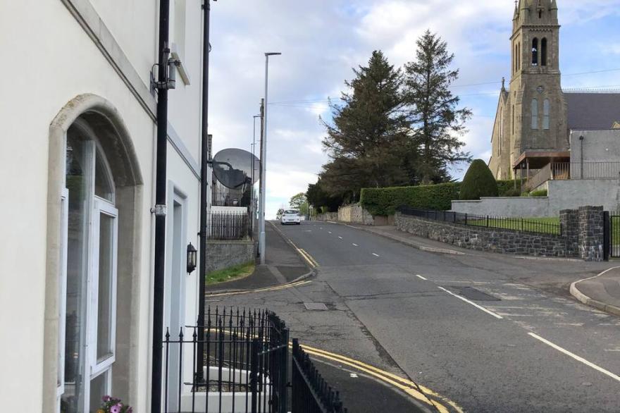Ballycastle Townhouse -1 minute walk to the town centre!