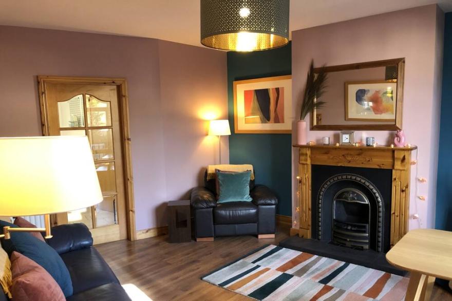 Ballycastle Townhouse -1 minute walk to the town centre!