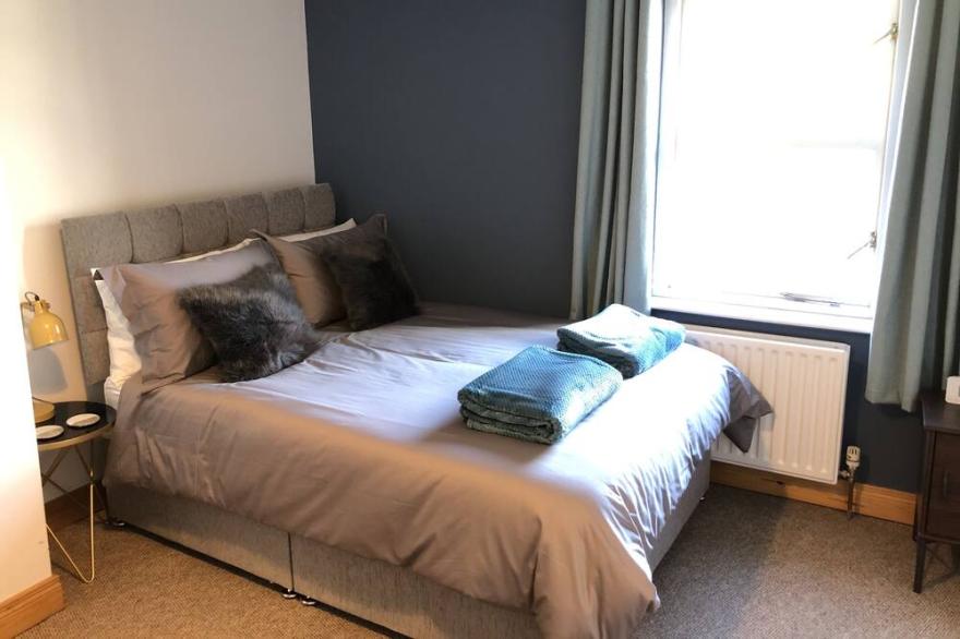 Ballycastle Townhouse -1 minute walk to the town centre!