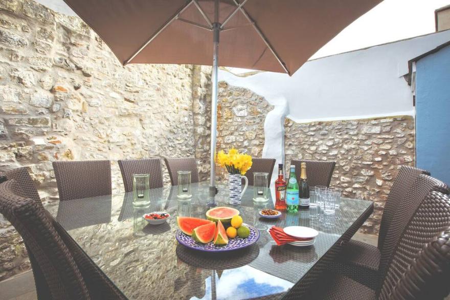 ALTIDO Stunning 5-bed house w/ Courtyard & Parking