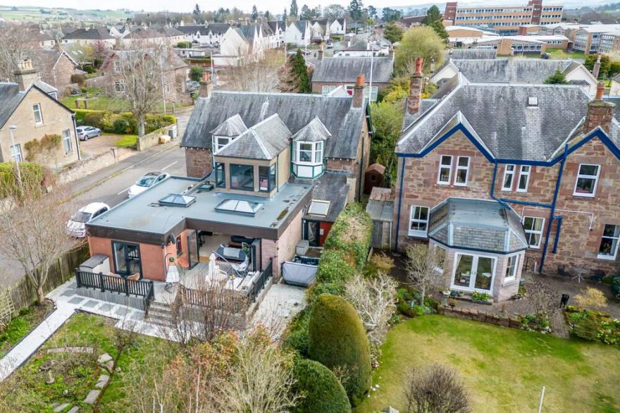 Luxury 5 bedroom Victorian home with hot tub