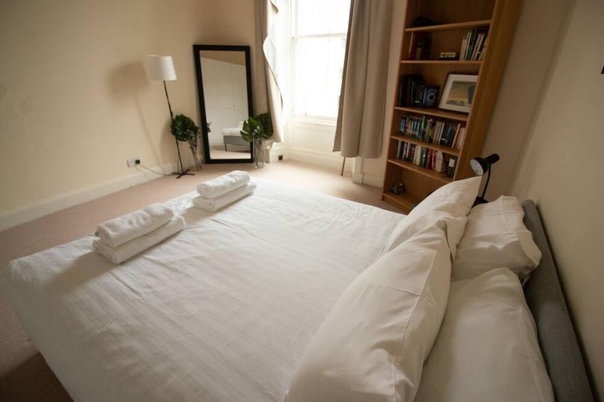 Bright and spacious Georgian flat in New Town