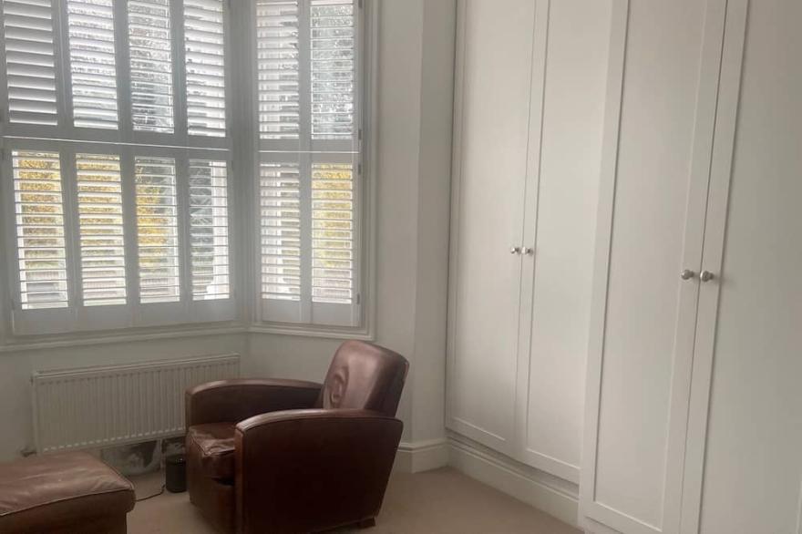 London townhouse by the park. Easy access to central London.