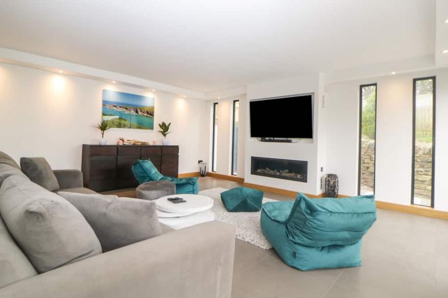 2 WHITE ROCK COURT, family friendly, with a garden in Paignton