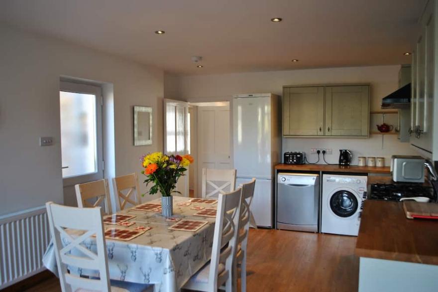 Craw's Nest Cottage- stylish, traditional home