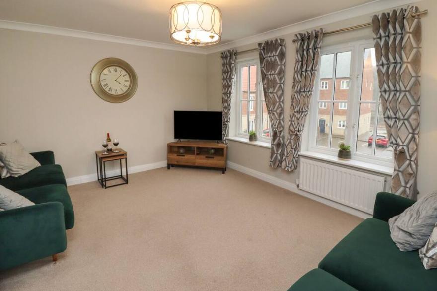 AURORA, family friendly, with a garden in Whitby