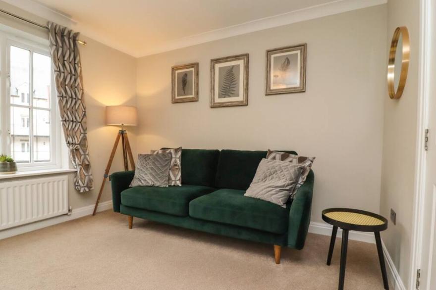 AURORA, family friendly, with a garden in Whitby