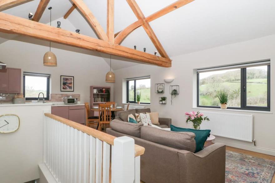 SEVENWOODS VIEW, pet friendly, character holiday cottage in Longhope