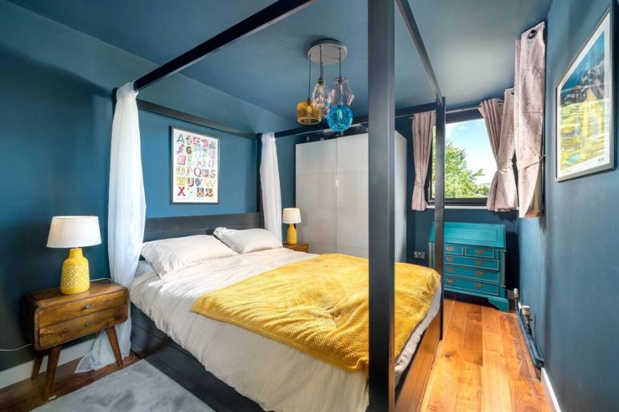 ALTIDO colourful 2-bed flat w/ Thames views