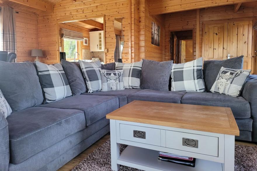 Immaculate 2-Bed Lodge Next To Lake