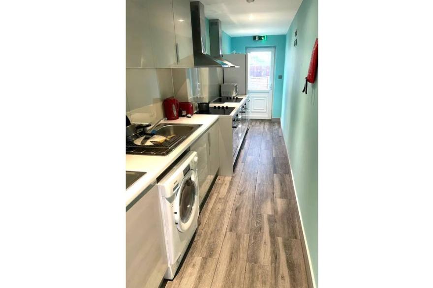 Letzi private en-suite, Near Heathrow Airport T3
