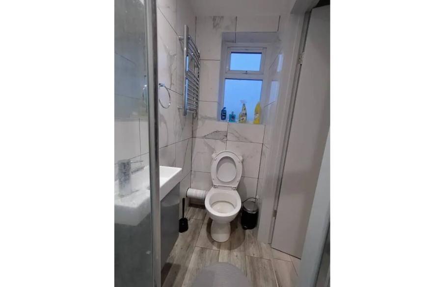 Letzi private en-suite, Near Heathrow Airport T3