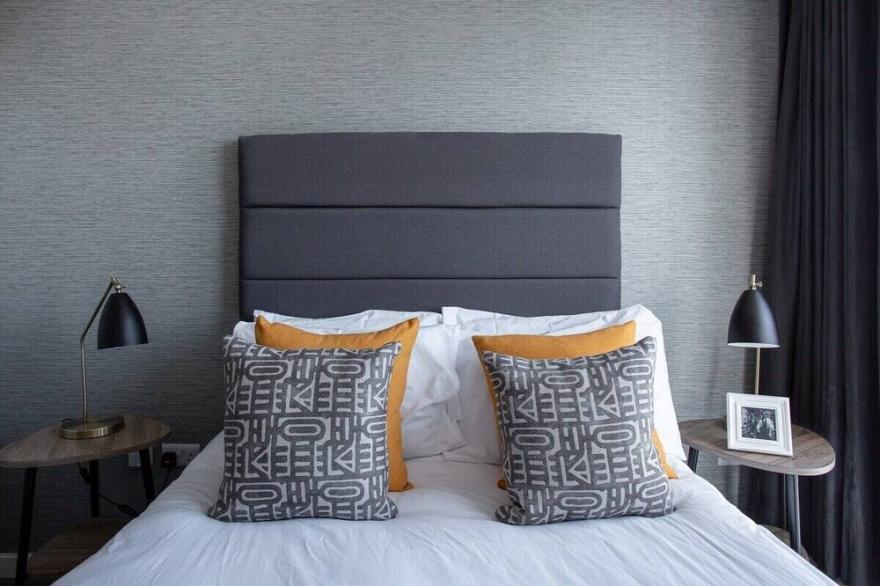 Best City Views, Sleeps 6, Fabulous Interiors