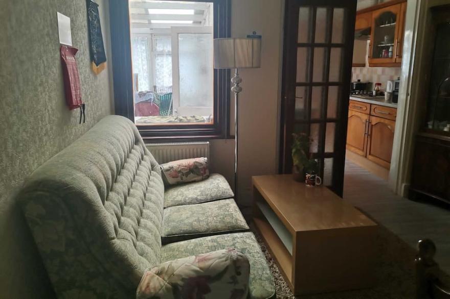 3 Minutes to Train station large town house with 5 bedroom, 6 bed, sleep 8 guest