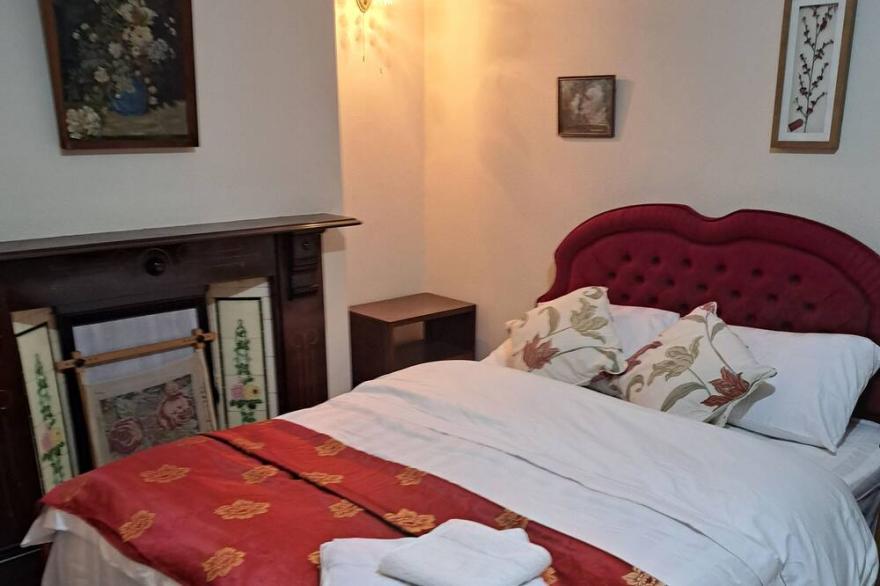 3 Minutes to Train station large town house with 5 bedroom, 6 bed, sleep 8 guest