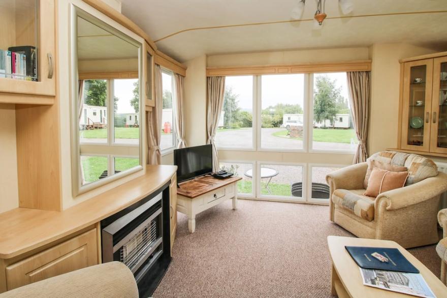 4 OLD ORCHARD, pet friendly, with a garden in Much Wenlock