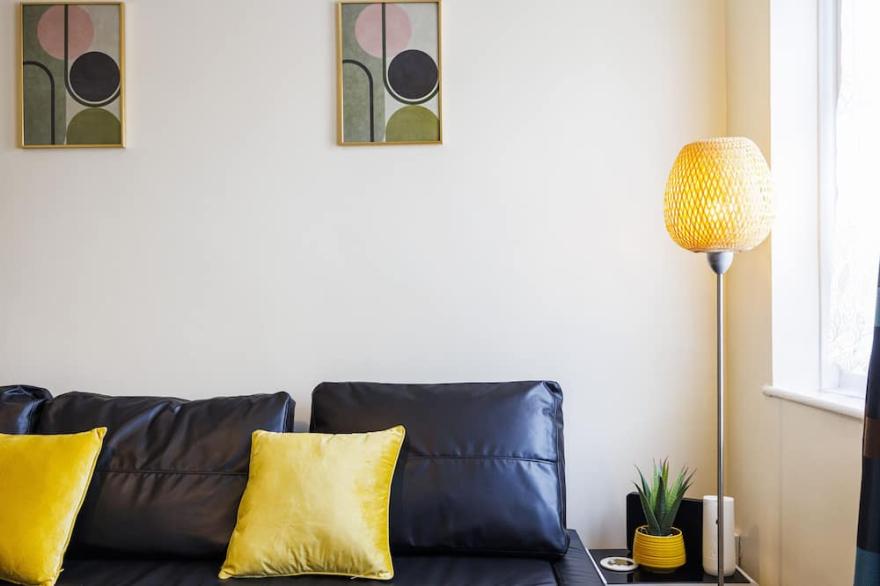 Lovely 3 Bed 1.5 bath house with Garden + Parking - Close to Lidl/Asda/Morrisson