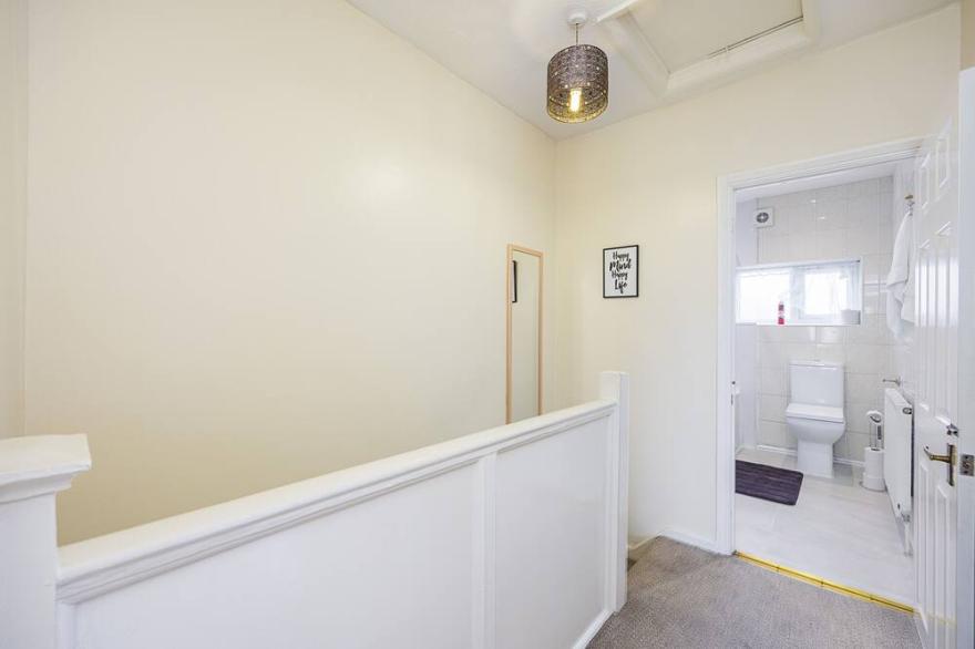 Lovely 3 Bed 1.5 bath house with Garden + Parking - Close to Lidl/Asda/Morrisson