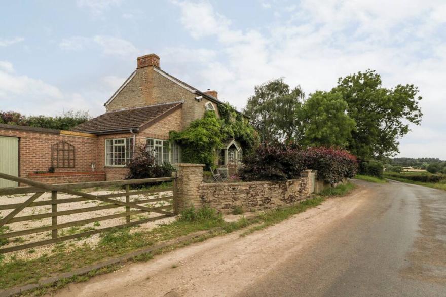 THE OLD LODGE, family friendly, luxury holiday cottage in Newent