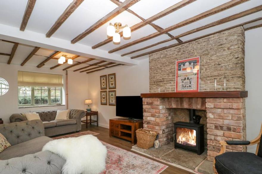 THE OLD LODGE, family friendly, luxury holiday cottage in Newent