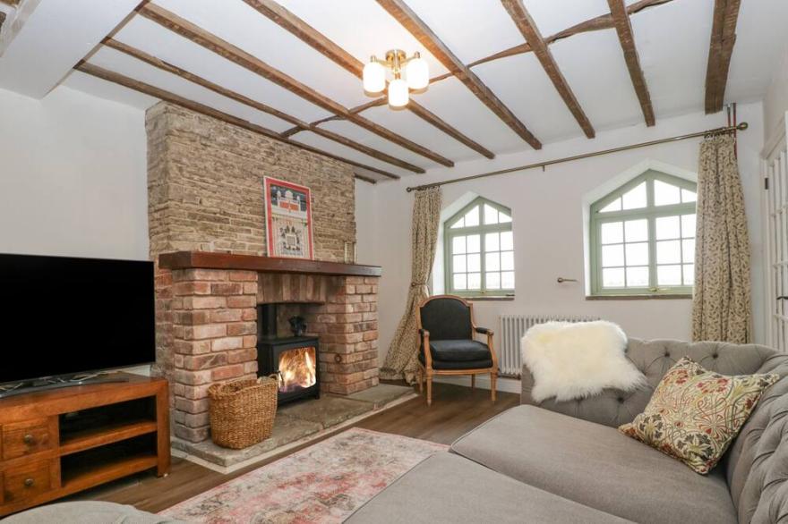 THE OLD LODGE, family friendly, luxury holiday cottage in Newent