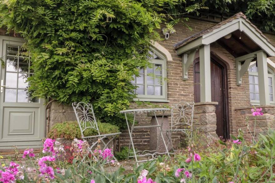 THE OLD LODGE, family friendly, luxury holiday cottage in Newent