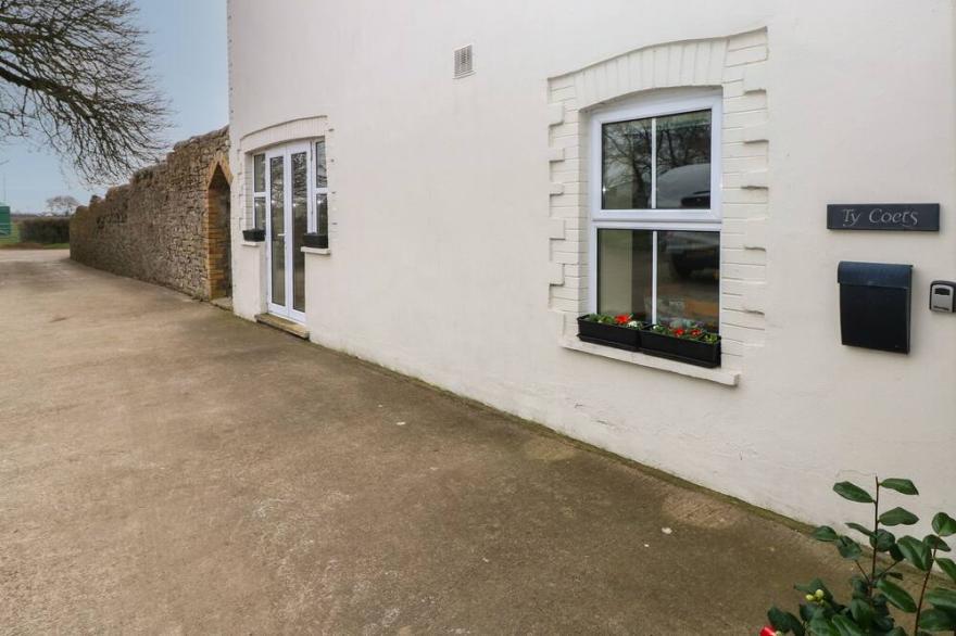TY COETS, MORFA FARM, pet friendly in Llantwit Major