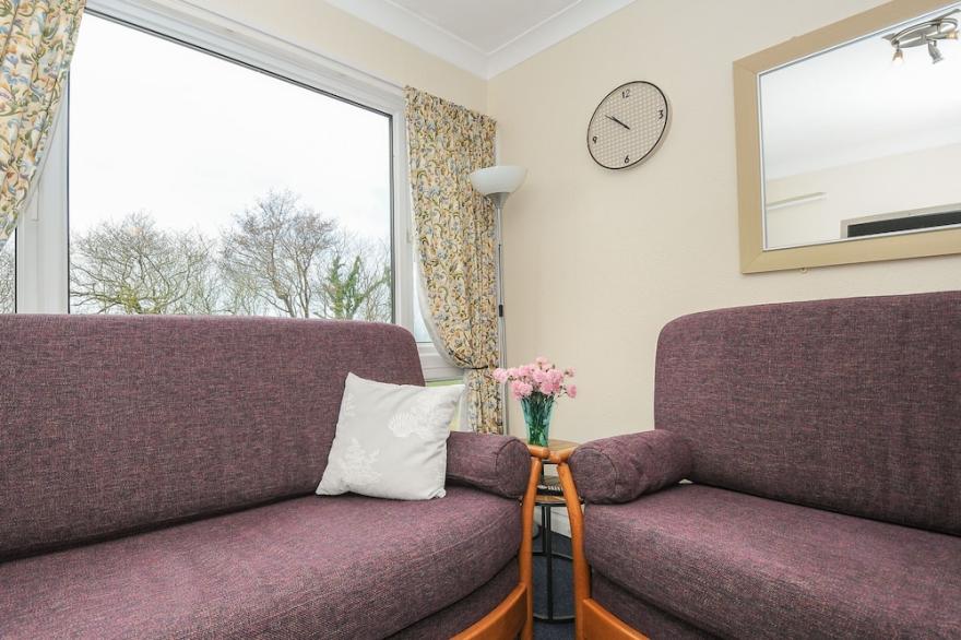 21 THE GLADE, pet friendly, character holiday cottage in Kilkhampton