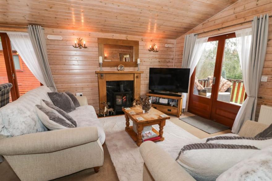 6 ASTBURY FALLS, luxury holiday cottage, with a garden in Bridgnorth