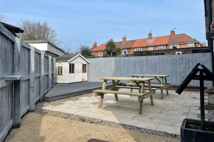 THE BEACH HUTS, pet friendly, with a garden in Hornsea