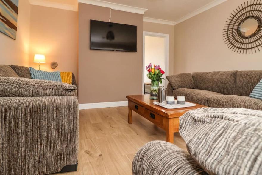 THE BEACH HUTS, pet friendly, with a garden in Hornsea