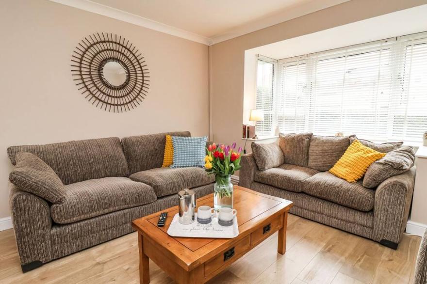 THE BEACH HUTS, pet friendly, with a garden in Hornsea