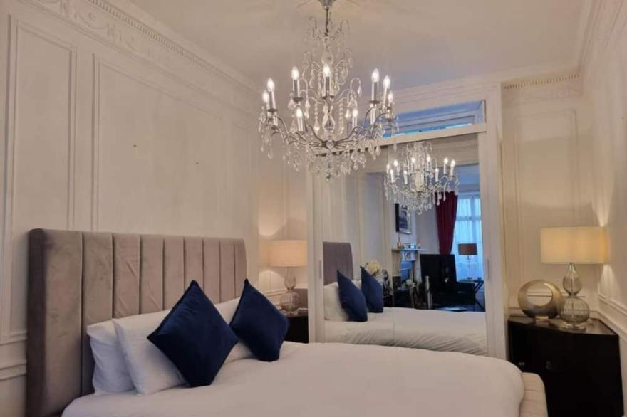 Beautiful  Double Room with Separate Bathroom-R2