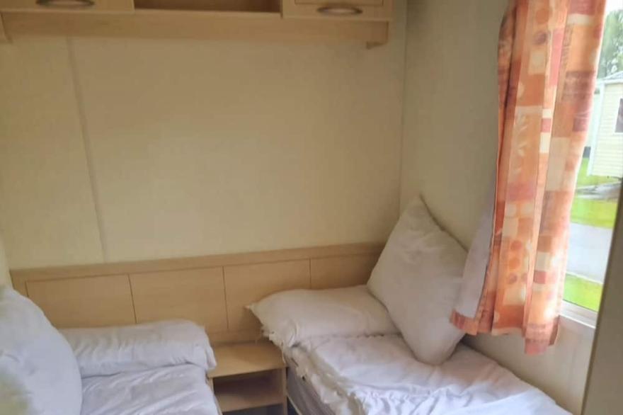 Lovely spacious 8 berth caravan on a nice quiet plot