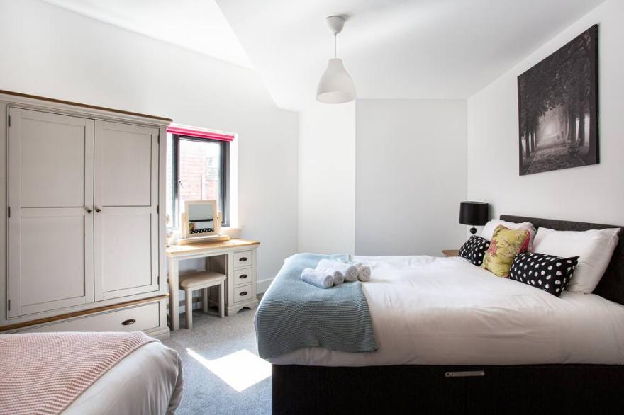 Modern Luxury Apartment, Sleeps 6, Best Location