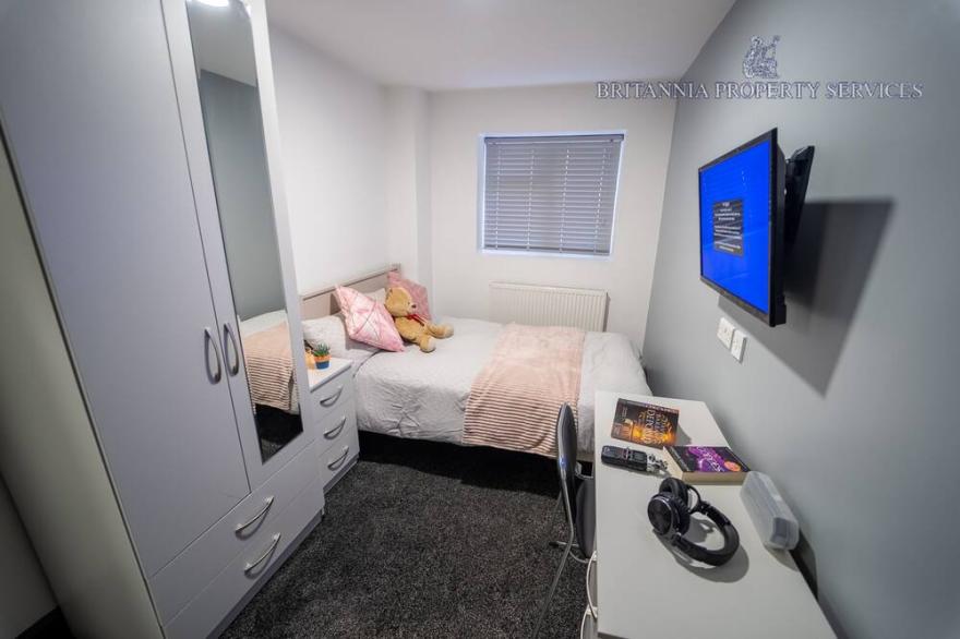 Ground floor studio near QE with free parking!