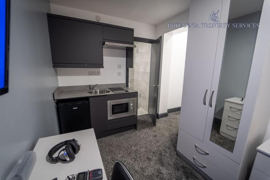 Ground floor studio near QE with free parking!